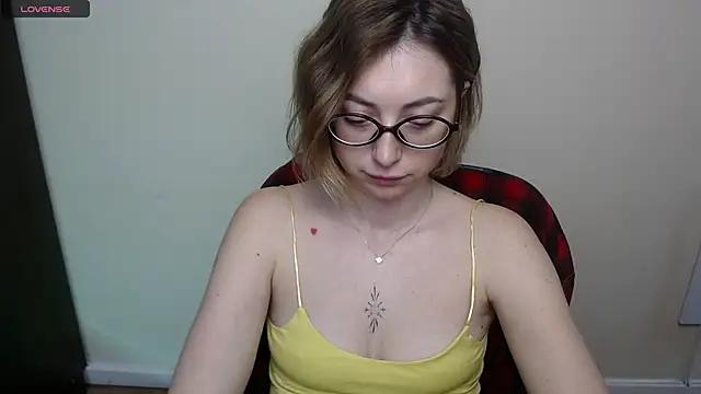 JuliSunny_ from StripChat is Freechat