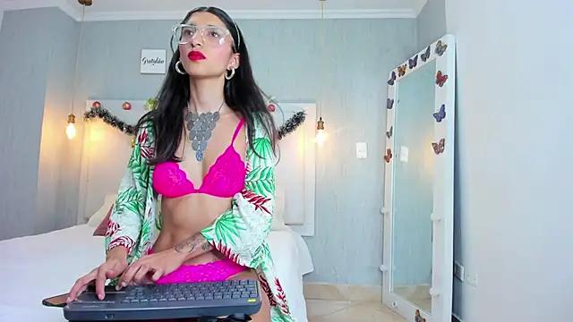 Milaspetite from StripChat is Freechat