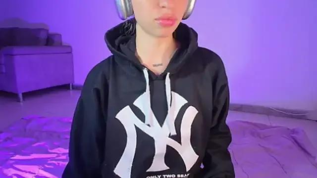 Alina_Lee_t — clamps in tits