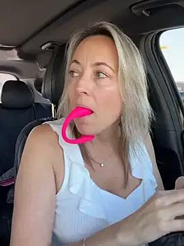 Freechat Cherry-red-xo on StripChat