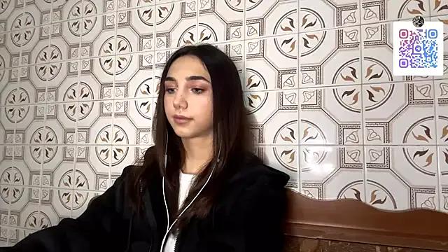 StripChat LinaMour is Freechat LinaMour — Show my neck and collarbone area