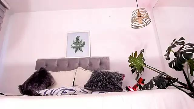 Lucie_Harper — Clamps in pussy + wax