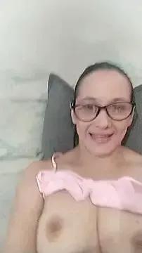 nicolle_milf1978 on StripChat